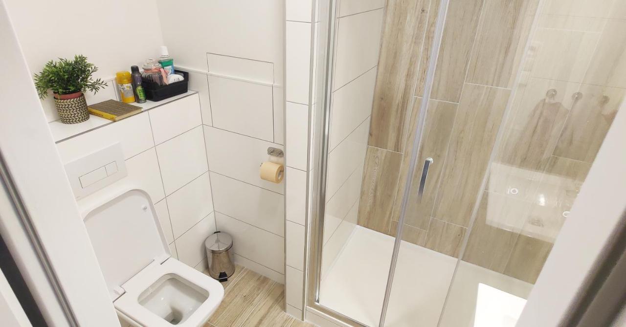 King Size Sunny 19 Minutes To Center Apartment Prag
